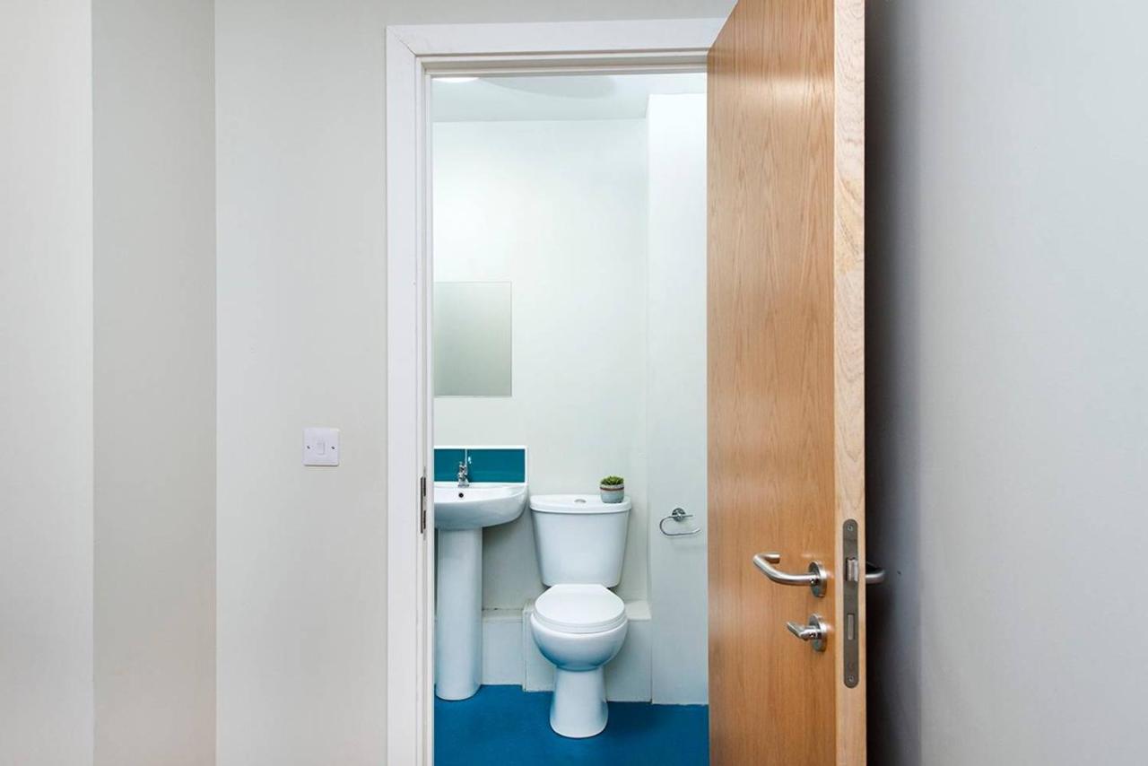 Modern Ensuite City Centre Apartment Chester Exterior photo